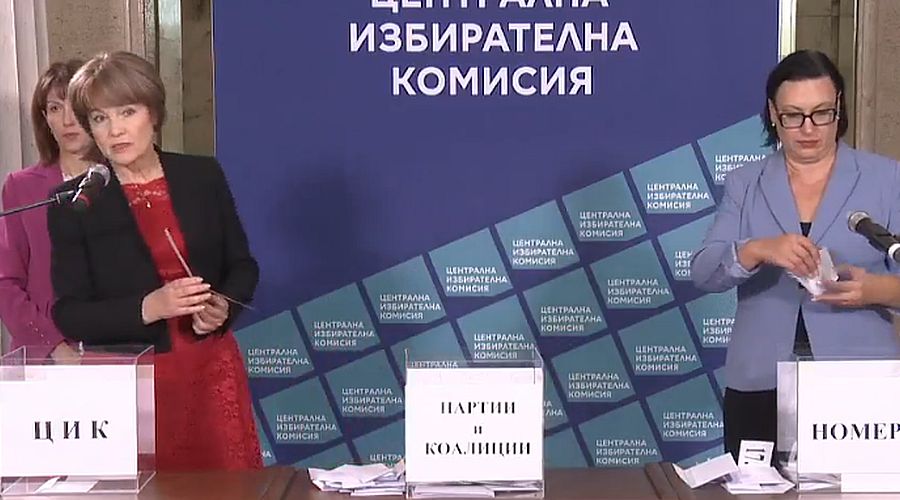 Жребият отреди: ГЕРБ-СДС с № 18 в бюлетината, ПП-ДБ с № 26, ДПС на Пеевски - с № 8, фаталното число - за Доган